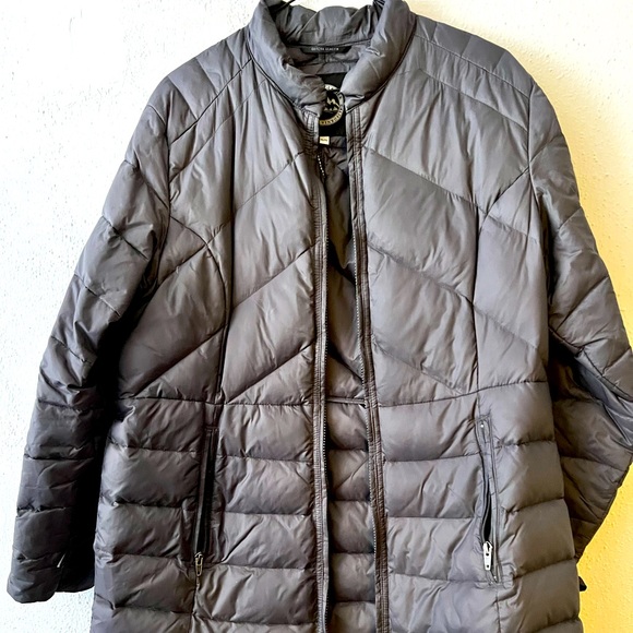 It is a gray coat, simple, comfortable and very little worn. Still new. - Picture 1 of 1